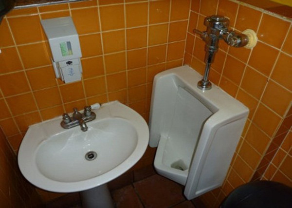 Những nhà vệ sinh với thiết kế lạ lùng khiến bạn đỏ mặt không dám giải quyết nỗi buồn - Ảnh 7.