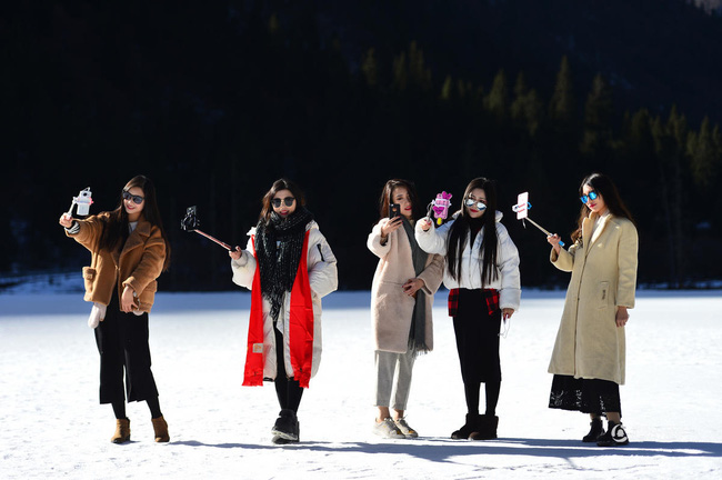 Bất chấp cái lạnh -5 độ C, 10 hot girl mạng xã hội vẫn mặc bikini lên núi tuyết livestream - Ảnh 7.