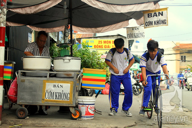 Chỉ có ở Sài Gòn: Lạ đời con phố bán cơm trắng đựng trong túi nilon, ai cũng chỉ mong lời ít thôi - Ảnh 7.