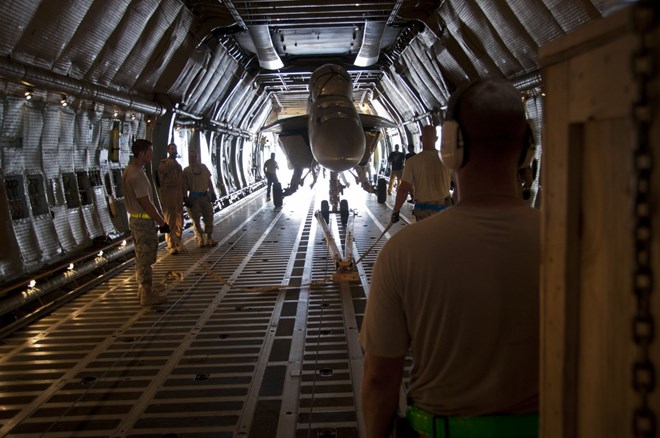 Cận cảnh máy bay vận tải quân sự khổng lồ của Không quân Mỹ - Ảnh 7.