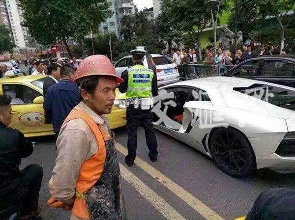 Đã rách còn nát: Taxi va chạm siêu xe Lamborghini 23,5 tỷ - Ảnh 8.