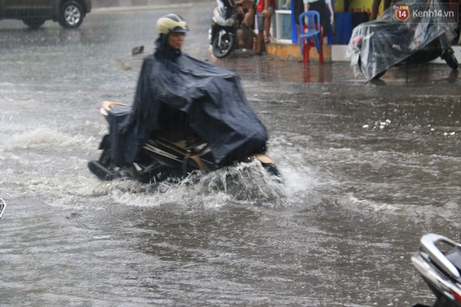 Sau Hà Nội, đến lượt người dân Đà Nẵng dắt xe bì bõm trong dòng nước ngập sau mưa - Ảnh 6.