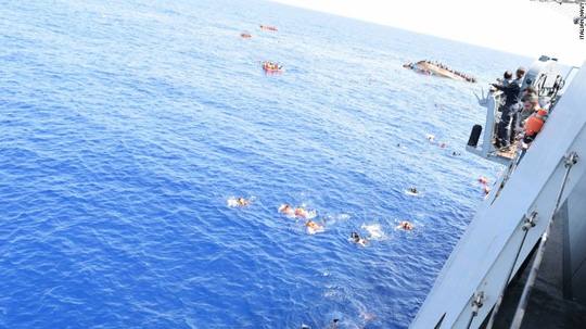 Cận cảnh tàu chở gần 600 người lật úp trên Địa Trung Hải - Ảnh 7.