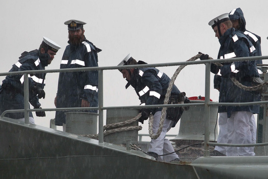Tàu hải quân Úc đội mưa gió đến TP HCM - Ảnh 7.