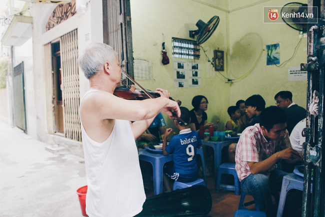 Vừa ăn ốc vừa nghe chủ quán kéo đàn violin - Đấy là lí do để quán ốc nhỏ này luôn đông khách! - Ảnh 7.