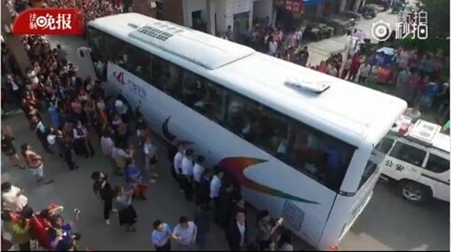 Choáng trước cảnh tượng hàng chục ngàn phụ huynh Trung Quốc tiễn con lên đường đi thi Đại học - Ảnh 7.
