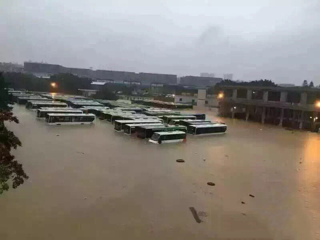 Chùm ảnh: Cảnh tượng lụt lội khủng khiếp ở Trung Quốc - Ảnh 7.