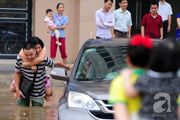 Cũng phải có một mùa lụt lội để đàn ông còn được ga lăng như thế này - Ảnh 7.