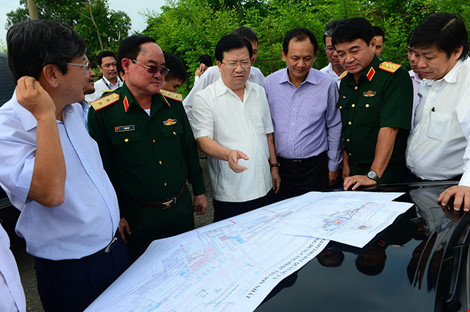 Phó Thủ tướng kiểm tra thực địa tại Cảng Hàng không Tân Sơn Nhất - Ảnh 6.