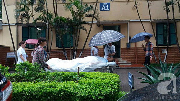Xót xa hình ảnh phủ nilon, che ô tránh nước mưa cho bệnh nhân chờ mổ ở bệnh viện Việt Đức - Ảnh 7.