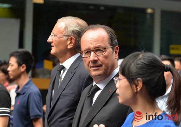Hình ảnh Tổng thống Pháp dạo phố cổ Hà Nội cùng giáo sư Ngô Bảo Châu - Ảnh 6.
