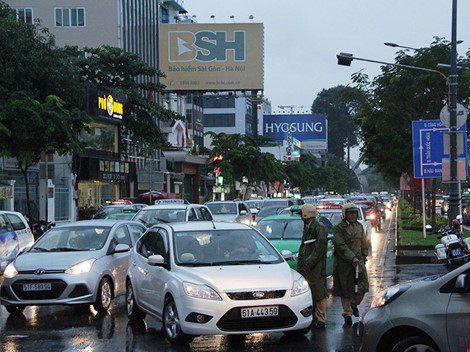 Mưa lớn, TP.HCM lại ngập nhiều nơi - Ảnh 6.