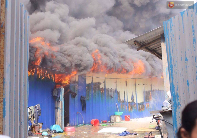 Hà Nội: Cháy lán trại của hàng trăm công nhân tại quận Hoàng Mai, lửa bùng lên dữ dội - Ảnh 6.
