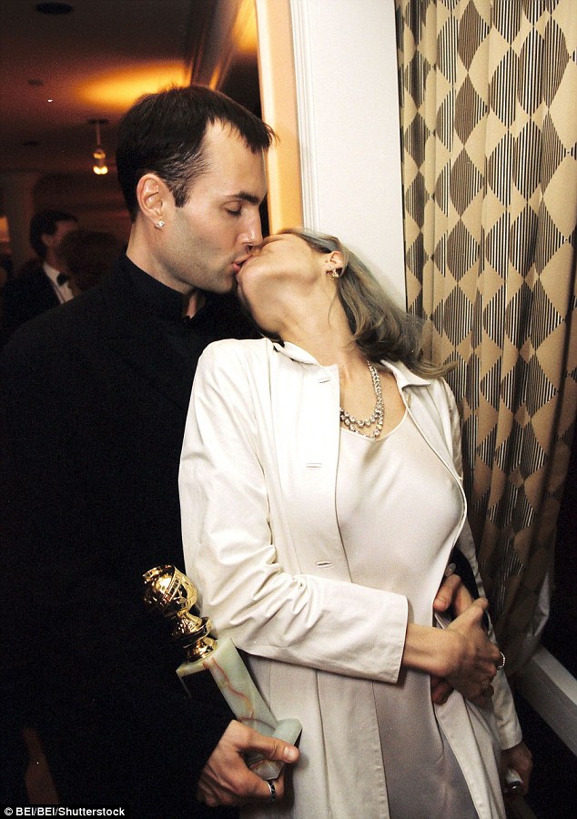 Hôn môi anh ruột, yêu đồng giới, giật chồng - đây là tình sử phức tạp của Angelina Jolie - Ảnh 7.