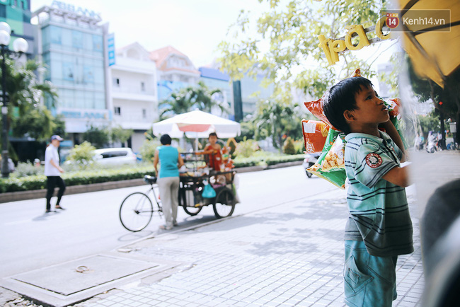 3 đứa trẻ trên chiếc xe hàng rong cùng mẹ mưu sinh khắp đường phố Sài Gòn - Ảnh 7.