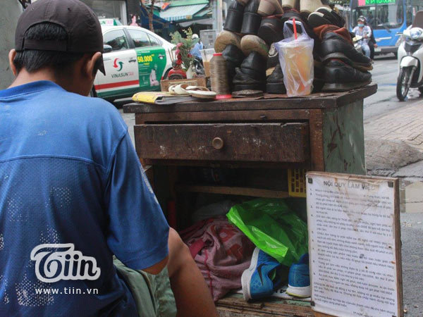 Cận cảnh quán sửa giày miễn phí của cậu bé nghèo giữa Sài Gòn - Ảnh 8.