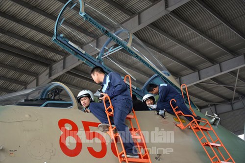 Công phu với những chuyến bay tiêm kích đa năng Su-30MK2 - Ảnh 8.