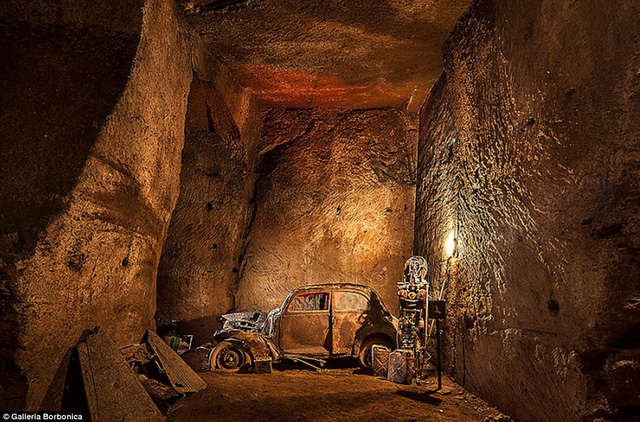 Đường hầm thoát hiểm của nhà vua thế kỷ 19 thành “bảo tàng xe cổ” thu hút khách du lịch - Ảnh 8.