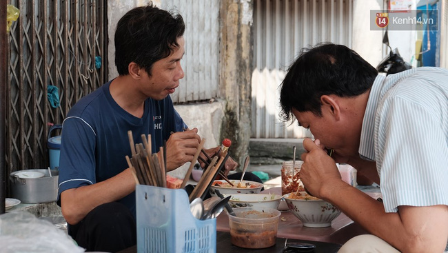 Ghé quán bún cho gặp bà chủ hào sảng, dễ thương số một Sài thành - Ảnh 8.