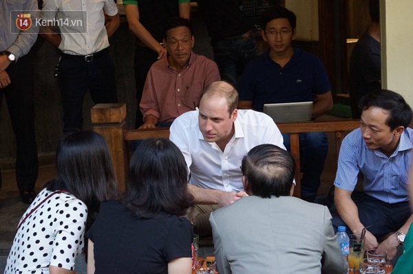 Hoàng tử Anh William ngồi vỉa hè uống cà phê phố cổ Hà Nội với Hồng Nhung, Thanh Bùi, Xuân Bắc - Ảnh 8.