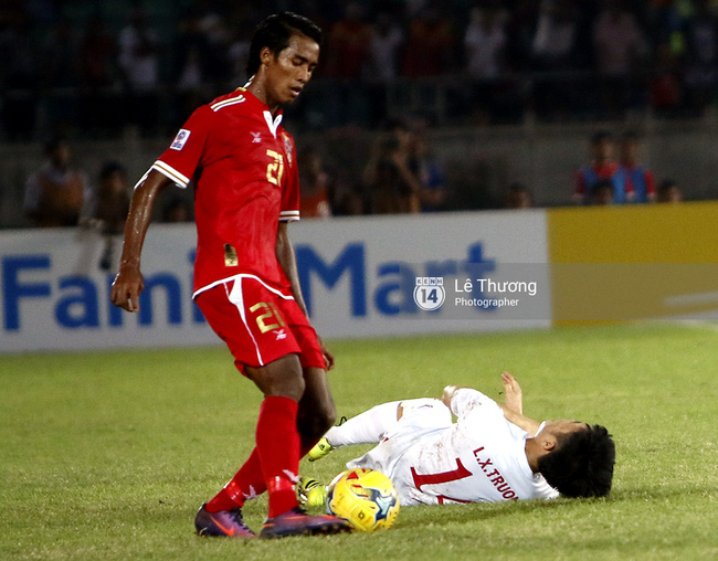 Myanmar đánh nguội, kẹp cổ, chơi xấu đội tuyển Việt Nam như thế này đây - Ảnh 8.