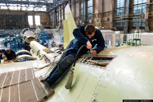 Vào nhà máy sản xuất toàn bộ 57.000 chi tiết cho tiêm kích Su-34 Nga - Ảnh 9.