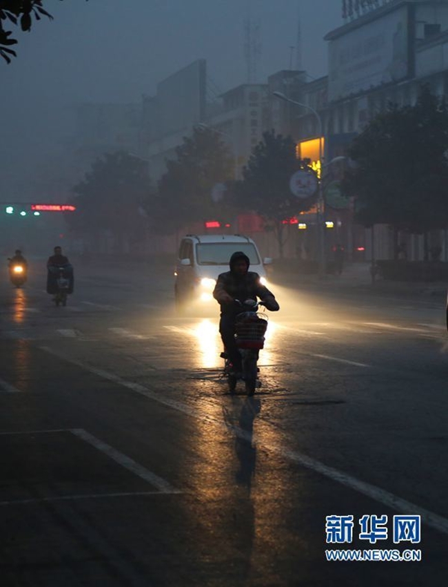 Trung Quốc: Ô nhiễm không khí tới nỗi học sinh ngồi thi ngoài sân trường khỏi cần giám thị - Ảnh 8.