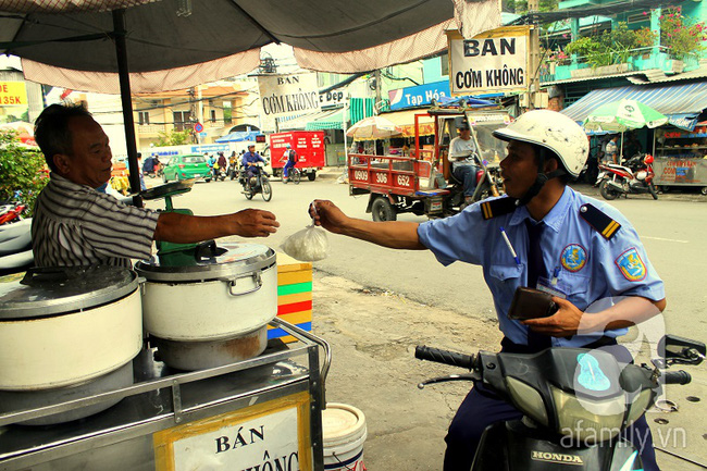 Chỉ có ở Sài Gòn: Lạ đời con phố bán cơm trắng đựng trong túi nilon, ai cũng chỉ mong lời ít thôi - Ảnh 8.