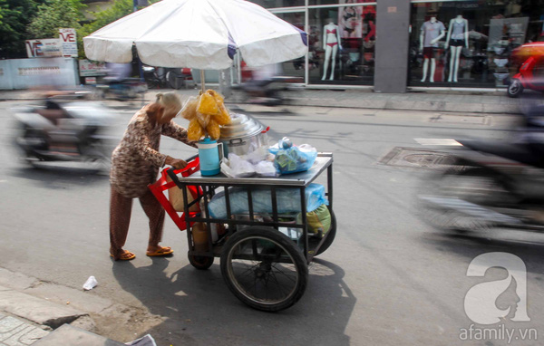 Tấm lưng còng của mẹ già 81 tuổi bán hàng rong, ngủ ngoài đường lo tiền chữa bệnh cho con - Ảnh 8.