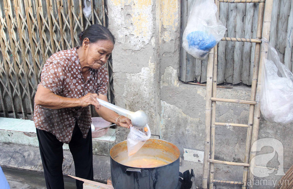 Chuyện nhỏ đằng sau gánh bún riêu vỉa hè 59 năm xin gì cũng cho ngay trung tâm Sài Gòn - Ảnh 8.