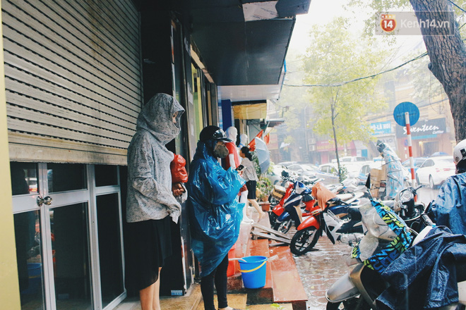 Quá trưa, khách vẫn kiên nhẫn đội mưa chờ ăn hàng bún chả Hương Liên - Ảnh 7.