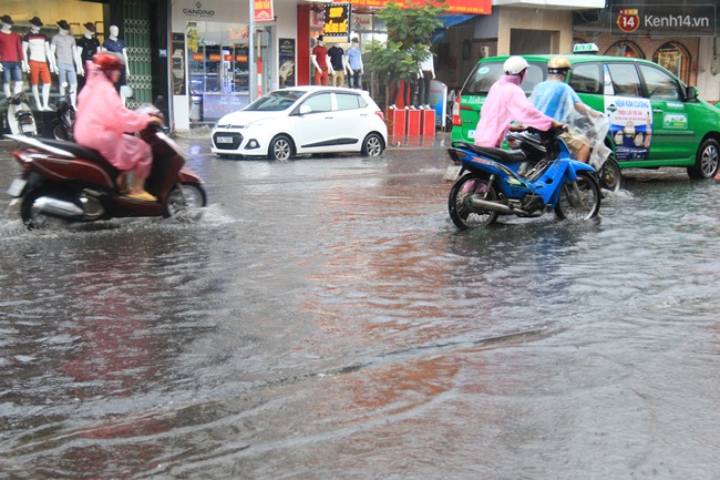 Sau Hà Nội, đến lượt người dân Đà Nẵng dắt xe bì bõm trong dòng nước ngập sau mưa - Ảnh 7.
