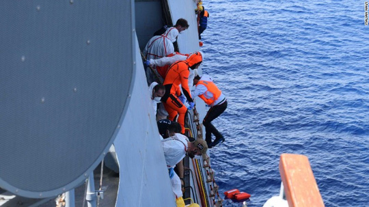 Cận cảnh tàu chở gần 600 người lật úp trên Địa Trung Hải - Ảnh 8.