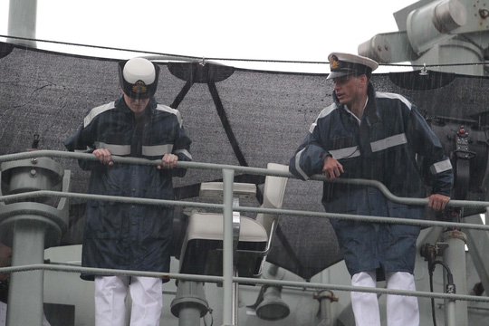 Tàu hải quân Úc đội mưa gió đến TP HCM - Ảnh 8.