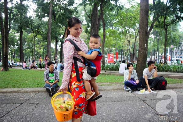 Không có hè, cũng chẳng có Tết thiếu nhi, những đứa trẻ này vẫn hồn nhiên mưu sinh giữa dòng đời - Ảnh 8.