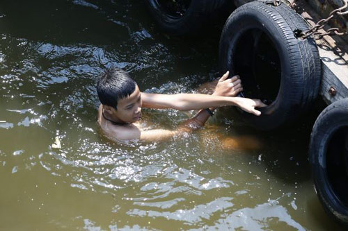 Chùm ảnh trẻ em châu Á oằn mình chống chọi nắng nóng, hạn hán kỷ lục - Ảnh 8.