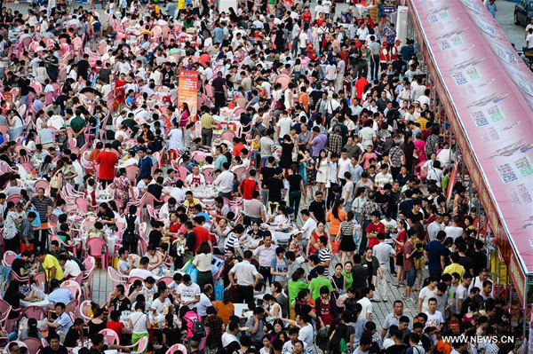 30.000 người chen lấn trong lễ hội này - Ảnh 8.