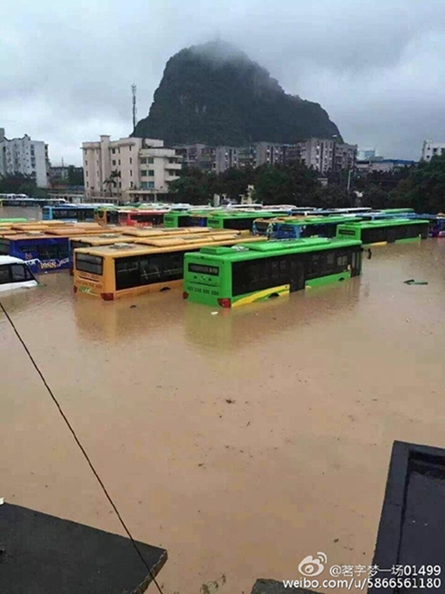 Chùm ảnh: Cảnh tượng lụt lội khủng khiếp ở Trung Quốc - Ảnh 8.