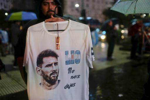 100.000 người đội mưa, xuống đường thỉnh cầu Messi - Ảnh 8.