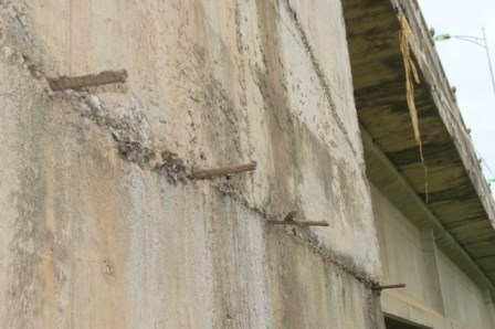Lộ nhiều vật lạ giữa các lớp bê tông ở cầu vượt đường sắt - Ảnh 7.