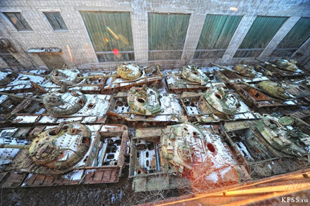Chùm ảnh đẹp long lanh chụp bên trong “nghĩa địa” xe tăng ở Nga - Ảnh 8.