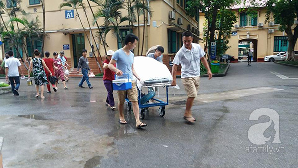 Xót xa hình ảnh phủ nilon, che ô tránh nước mưa cho bệnh nhân chờ mổ ở bệnh viện Việt Đức - Ảnh 8.
