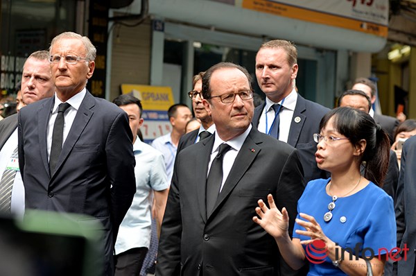 Hình ảnh Tổng thống Pháp dạo phố cổ Hà Nội cùng giáo sư Ngô Bảo Châu - Ảnh 7.