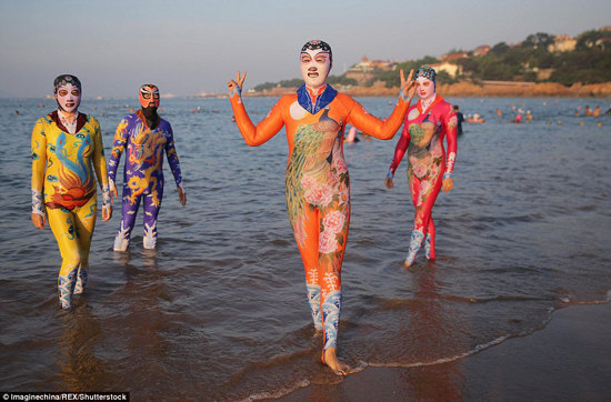 Dân Trung Quốc mặc đồ bơi đi biển trông như đi diễn tuồng - Ảnh 8.