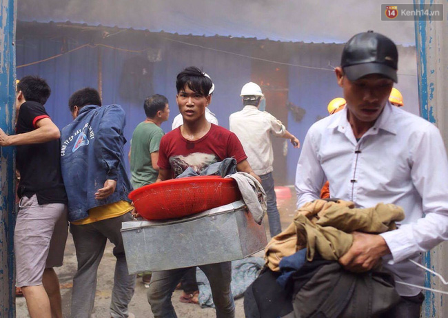 Hà Nội: Cháy lán trại của hàng trăm công nhân tại quận Hoàng Mai, lửa bùng lên dữ dội - Ảnh 7.