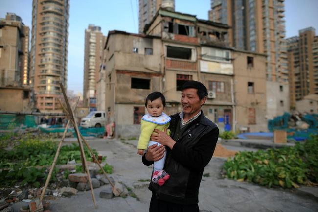Chùm ảnh: Cuộc sống nghèo khổ phía sau những tòa nhà chọc trời và cuộc sống xa hoa ở Thượng Hải - Ảnh 8.