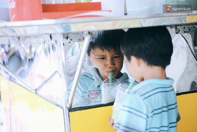 3 đứa trẻ trên chiếc xe hàng rong cùng mẹ mưu sinh khắp đường phố Sài Gòn - Ảnh 8.