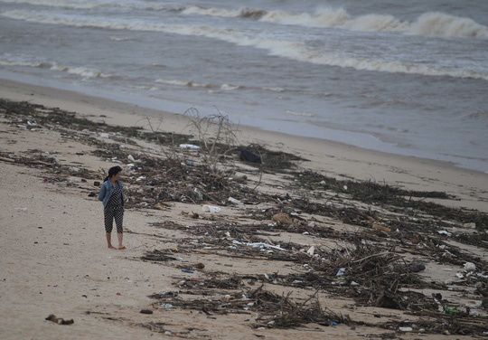 Sau lũ, rác thải ngập bờ biển Quảng Bình - Ảnh 9.