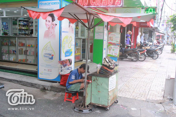 Cận cảnh quán sửa giày miễn phí của cậu bé nghèo giữa Sài Gòn - Ảnh 9.