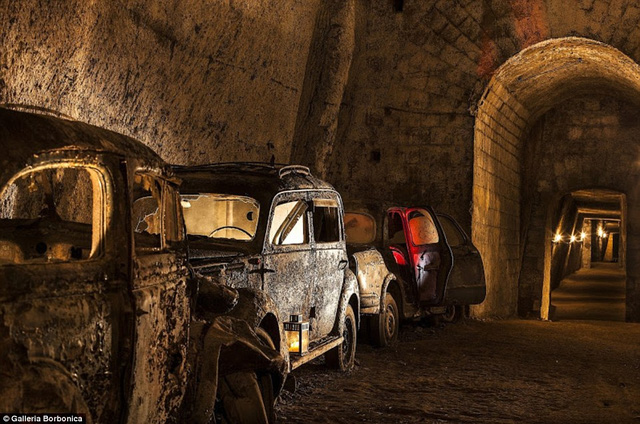 Đường hầm thoát hiểm của nhà vua thế kỷ 19 thành “bảo tàng xe cổ” thu hút khách du lịch - Ảnh 9.